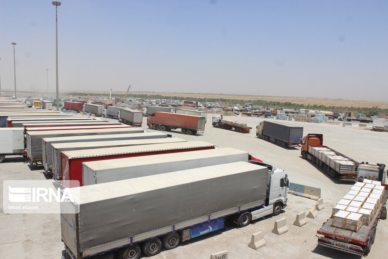 تردد تجاری در مرز دوغارون با افغانستان روزانه به ۵۰۰ کامیون رسید