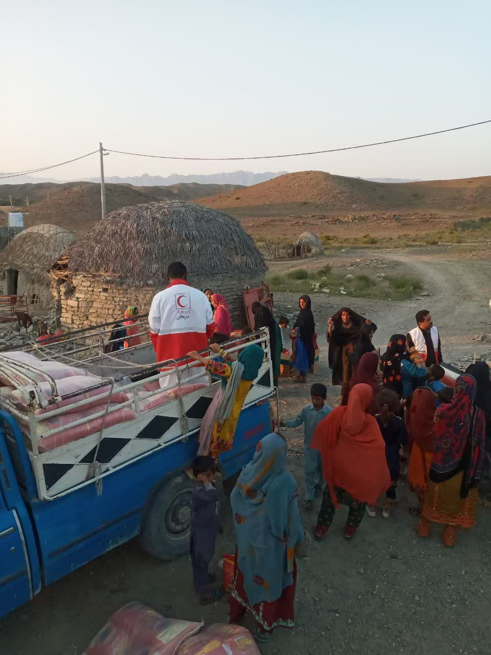 آغاز پویش هلال رحمت استان خراسان رضوی با توزیع هزار و ۵۲ بسته معیشتی در روستاهای محروم سیستان و بلوچستان